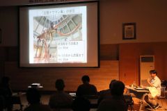 ナウマンゾウの化石が発見された経緯などを説明する添田館長（右）