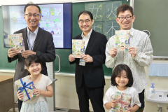 オリジナル絵本で読書習慣を　幕別町内の小１へオリジナル本寄贈
