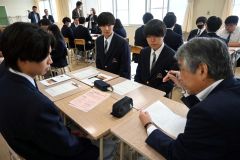 模擬議会に向け、町議から「一般質問」についてアドバイスを受ける生徒ら
