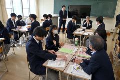 模擬議会に向け、町議から「一般質問」についてアドバイスを受ける生徒ら