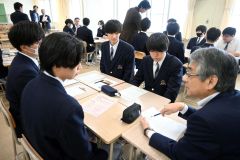 模擬議会に向け、町議から「一般質問」についてアドバイスを受ける生徒ら