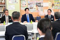 生徒や教員たちと懇談する鈴木知事（中央）