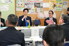 高校生の加工食品を試食　鈴木知事が更別などを訪問