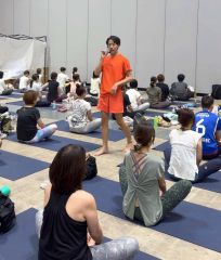 ヨガフェスタ横浜でヨガを教える渡邉さん