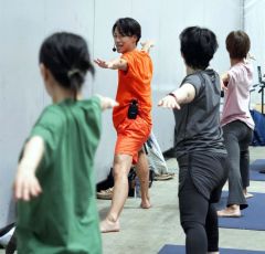 ヨガフェスタ横浜でヨガを教える渡邉さん
