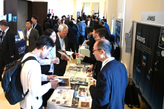 会場ロビーでは業者間での交流が活発に行われた