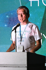 主催者あいさつをする小田切氏