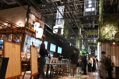 地下1階の「オドリバ大通りバル」。季節や時間帯によって照明を変え、雰囲気を盛り上げる(7日の内覧会)