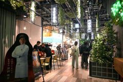 地下1階の「オドリバ大通バル」。中華料理や海鮮居酒屋などジャンルの異なる8店が出店