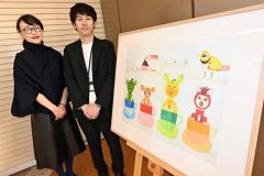 店内に飾られた作品「コーヒーカップ」の横に帯広信用金庫の職員と立つ杉本さん（左）