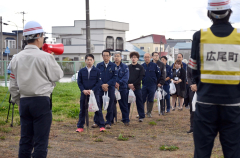 住民避難訓練で、田中靖章町長の講評に耳を傾ける訓練参加者ら（金野和彦撮影）