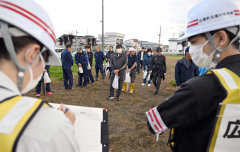 住民避難訓練で、避難者の人数を確認する広尾町職員（金野和彦撮影）