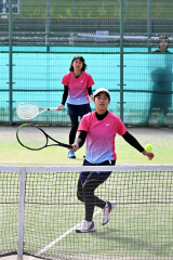 【女子団体１回戦・帯柏葉―北海】第１ダブルスで勝利し１回戦突破に貢献した帯柏葉の清重小陽（前）・陸陽茉里ペア