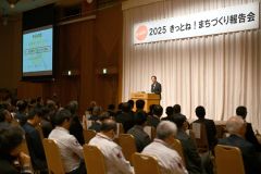 支援者に行政の成果を報告する米沢市長（８日、金野和彦撮影）