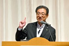 支援者に行政の成果を報告する米沢市長（金野和彦撮影）