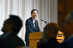 支援者に行政の成果を報告する米沢市長（８日、金野和彦撮影）