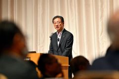 支援者に行政の成果を報告する米沢市長（８日、金野和彦撮影）