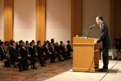 支援者に行政の成果を報告する米沢市長（８日、金野和彦撮影）
