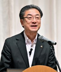 支援者に行政の成果を報告する米沢市長（８日、金野和彦撮影）