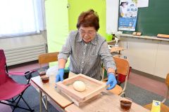 収穫祭食材の下準備をしている内田常代さん