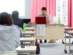 ヒグマについて講演する斎藤さん