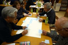 「目指す子ども像」をテーマに熟議する参加者ら