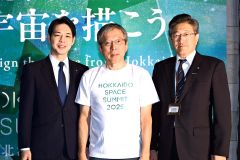記念撮影に応じる（左から）鈴木知事、小田切氏、黒川町長（９日、須貝拓也撮影）