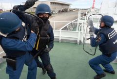 船内に潜むテロリストを確保した訓練