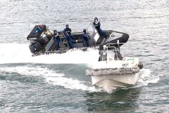 ボートで逃げたテロリスト確保を想定した訓練