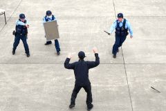 十勝港内に逃げたテロリストを確保した訓練