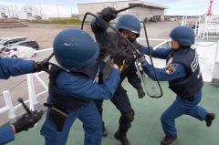 船内に潜むテロリストを確保した訓練