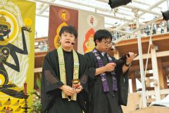 漫才説法を披露する永田住職（左）と増山住職（主催者提供）
