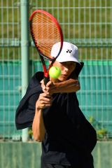【男子団体準々決勝・帯緑陽―札幌光星】激しいストロークを打ち合う帯緑陽の中川旺亮