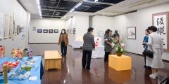 作品を互いに評価する会員ら