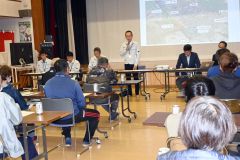 被災した厚内橋の撤去の方針を示した井上町長（中央）