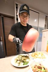 手際よく料理を盛り付ける先崎さん（須貝拓也撮影）