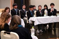 海外識者からの質問に答える大樹高校の生徒（須貝拓也撮影）