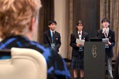 英語でこれまでの取り組みについて発表する大樹高校の生徒（須貝拓也撮影）