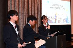 英語でこれまでの取り組みについて発表する大樹高校の生徒（須貝拓也撮影）