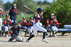 【決勝・若葉少年団―ウエストマリナーズ】五回、若葉の敦賀奏天が中前打を放つ