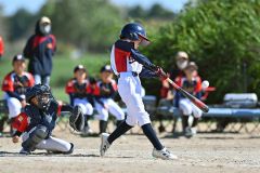 【決勝・若葉少年団―ウエストマリナーズ】五回、若葉の敦賀奏天が中前打を放つ