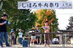 牛肉を手に重量当て　しほろ牛肉祭り