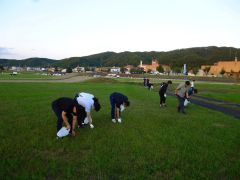 役場と消防の職員６２人で河川敷をきれいにした