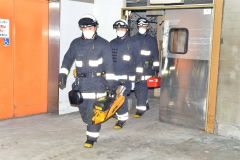 ふじまるビルで消防署が救助訓練（帯広消防署提供）