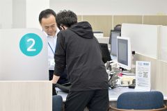 強盗役に現金を要求され、対処する職員