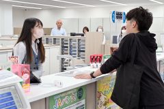 特殊詐欺の可能性について説明する職員