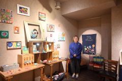 今回意欲のコラージュ刺しゅう挑戦作を紹介している小川さん