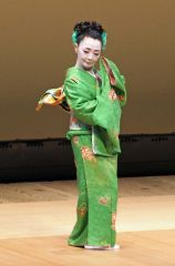 ６０人華麗に舞う　藤寿会がチャリティー公演 3