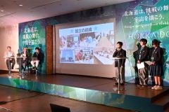 「高校生が語る宇宙産業と学びと発見」で発表する大樹高校の生徒たち（須貝拓也撮影
