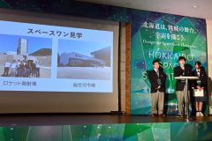活動内容などを堂々と発表する（左から）桒原さん、澁谷さん、坂本さん（須貝拓也撮影）